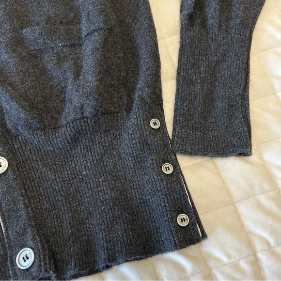 Authentic Thom Browne 100% Cashmere Gray Side Button Arm Stripe Cardigan Size 3 - Picture 6 of 12